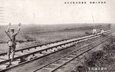普通鉄道を敷設する演習中の写真