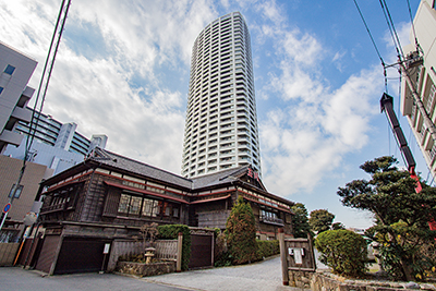 「三田浜楽園」跡の高層マンションと解体前の「割烹旅館 玉川」