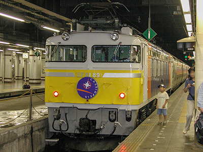 「上野駅」に到着した直後の寝台特急「カシオペア」