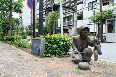 「中山道」と「市場通り」の交差点にある『農婦の銅像』 