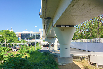 「首都高速4号新宿線」の「外苑出口」付近